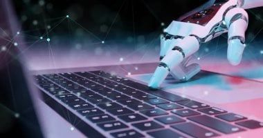 تكنولوجيا: أبل ستقلل من التركيز على الذكاء الاصطناعى فى نظام التشغيل iOS 19