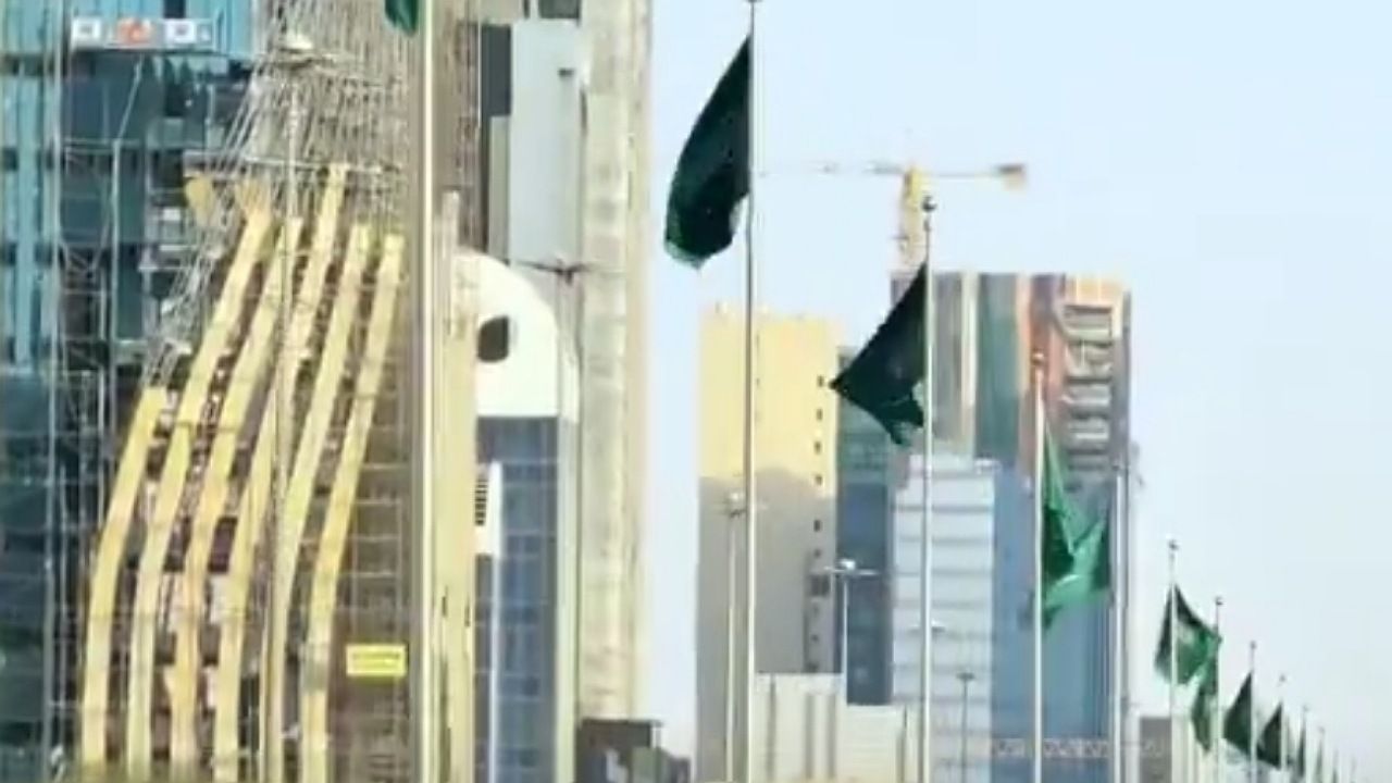 الرياض تتزين بالعلم السعودي احتفاء بيوم العلم الوطني .. فيديو