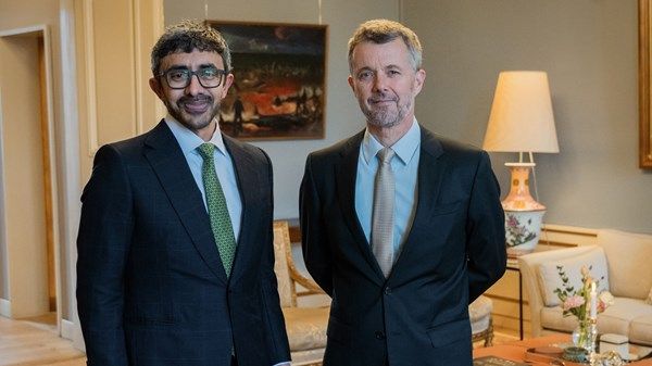 ملك الدنمارك يستقبل عبدالله بن زايد في كوبنهاغن