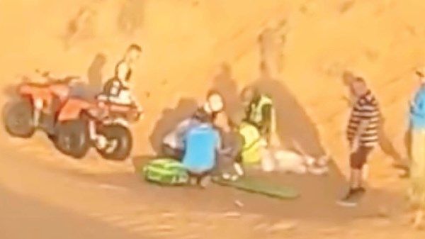 «صقور الداخلية» تنقذ حياة أوروبية تعرضت لإصابات خطيرة إثر تدهور دراجتها النارية في الشارقة