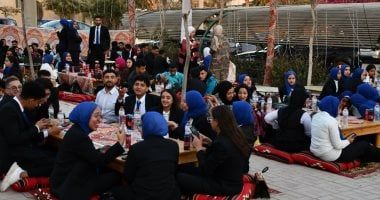 رئيس جامعة حلوان يشارك الطلاب إفطاراً جماعياً