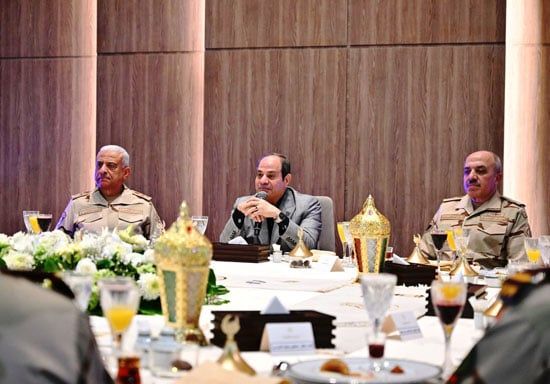 الرئيس السيسي: الدولة المصرية ثابتة ومستقرة واحنا بخير وأمان وسلام بفضل الله.. صور