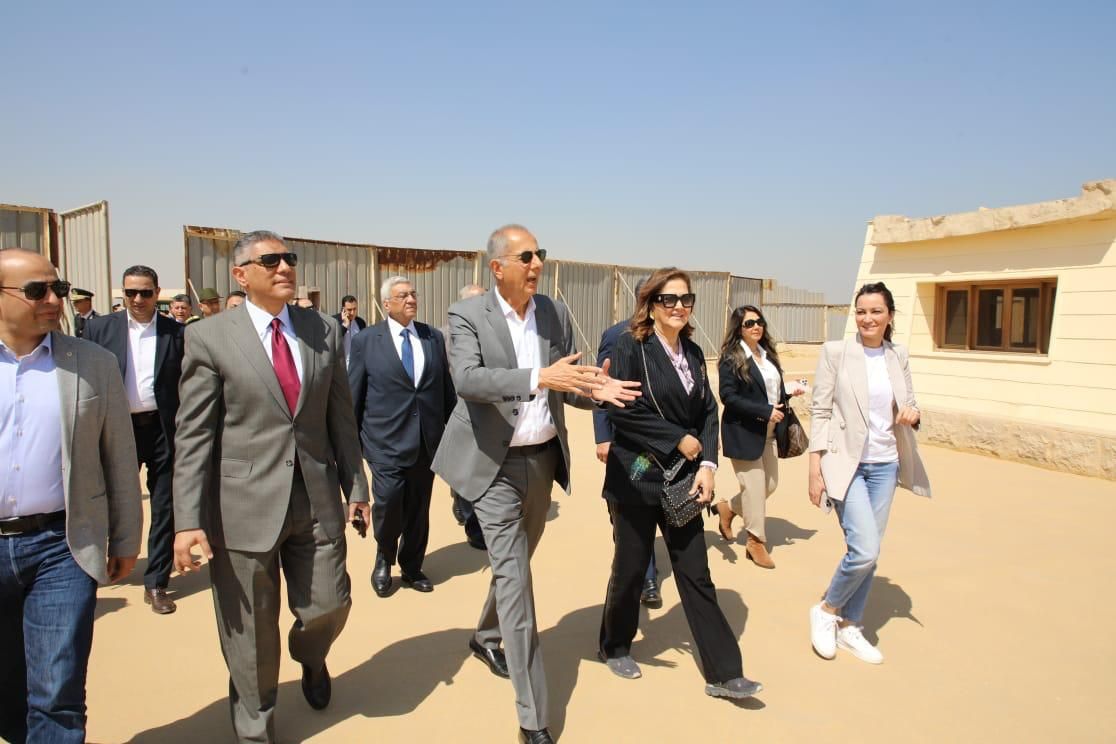 مستشارا رئيس الجمهورية للتنمية المحلية والشؤون الاقتصادية يتفقدان محيط المنطقة الأثرية