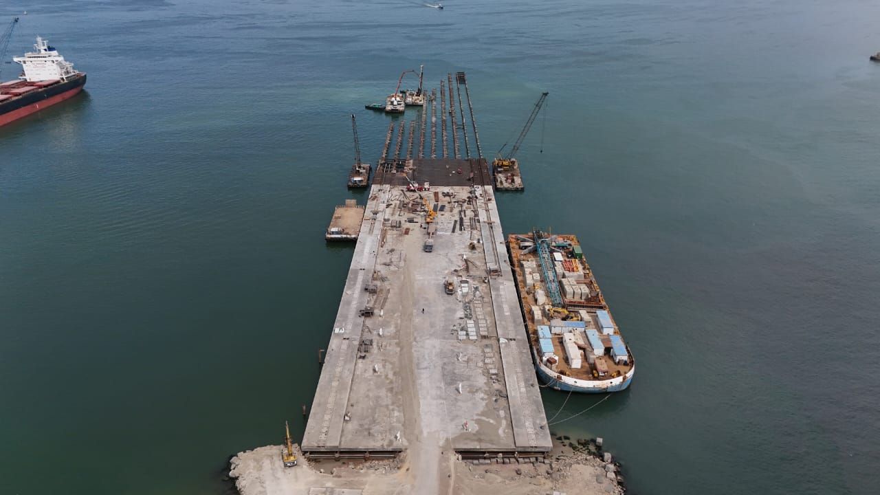 وزارة النقل تكشف نسب تنفيذ محطة الصب الجاف النظيف بميناء الدخيلة.. صور