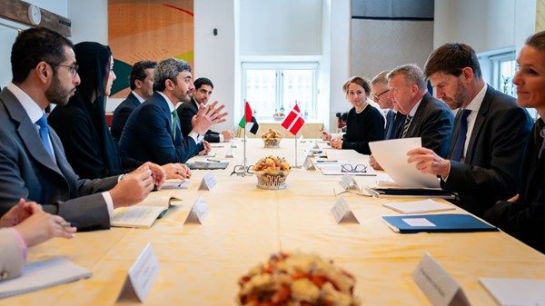 عبدالله بن زايد يلتقي وزير خارجية الدنمارك في كوبنهاغن ويوقعان مذكرة تفاهم بين البلدين