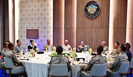 الرئيس السيسي: الدولة المصرية ثابتة ومستقرة واحنا بخير وأمان وسلام بفضل الله.. صور