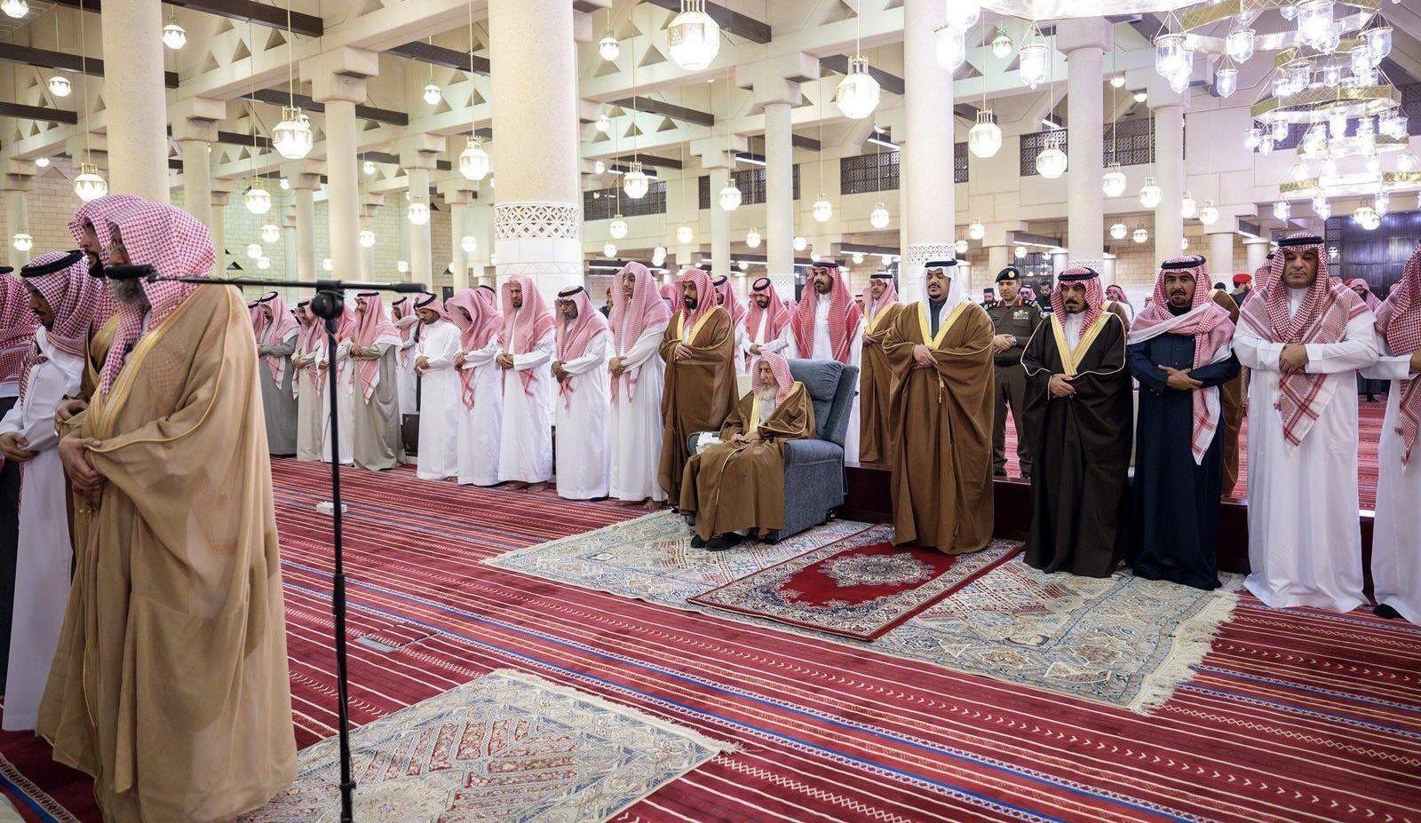 نائب أمير الرياض يؤدي صلاة الميت على الشيخ فيصل بن سلطان آل حثلين