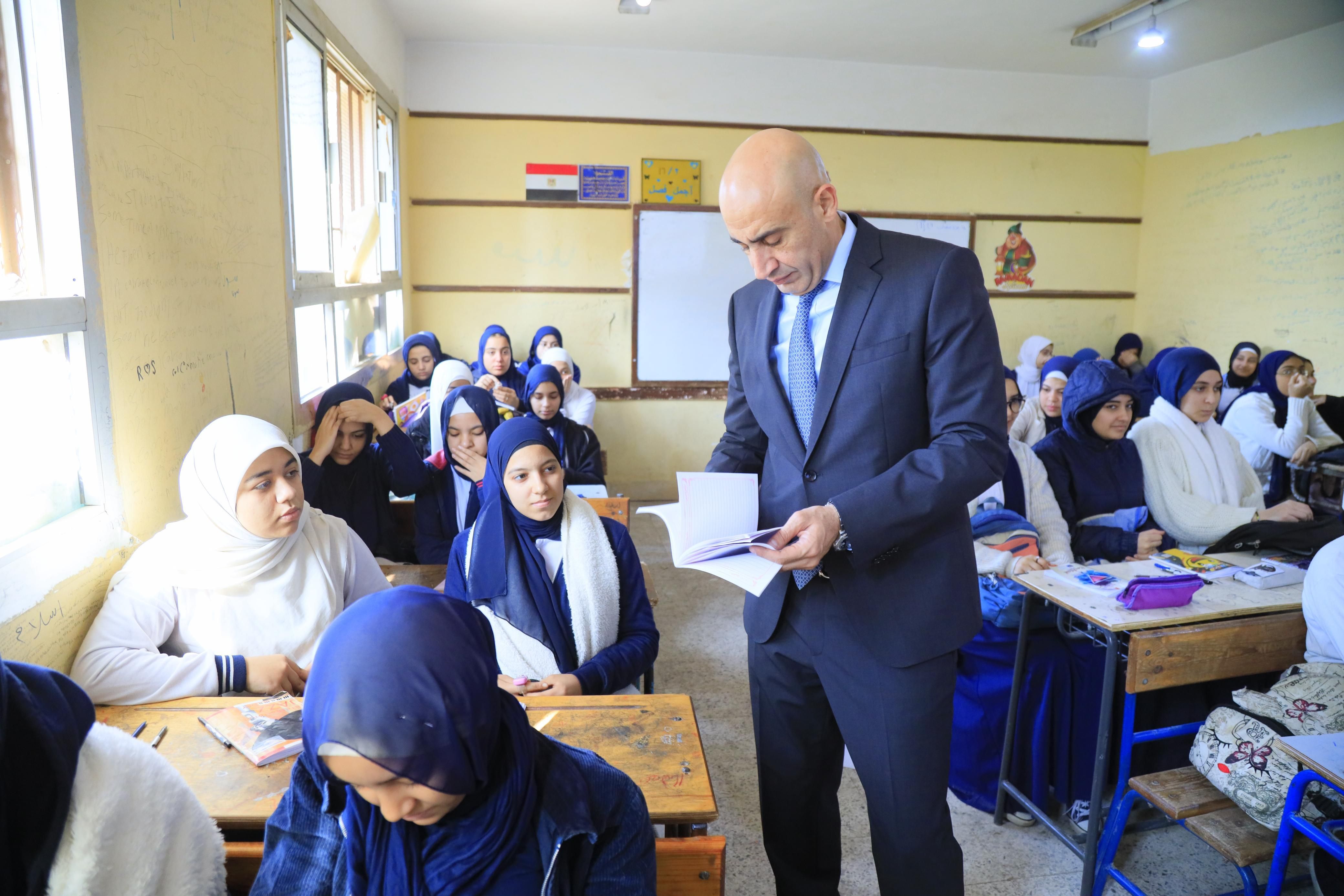 وزير التعليم يوجه المديريات بصرف المستحقات المالية لمعلمى الحصة