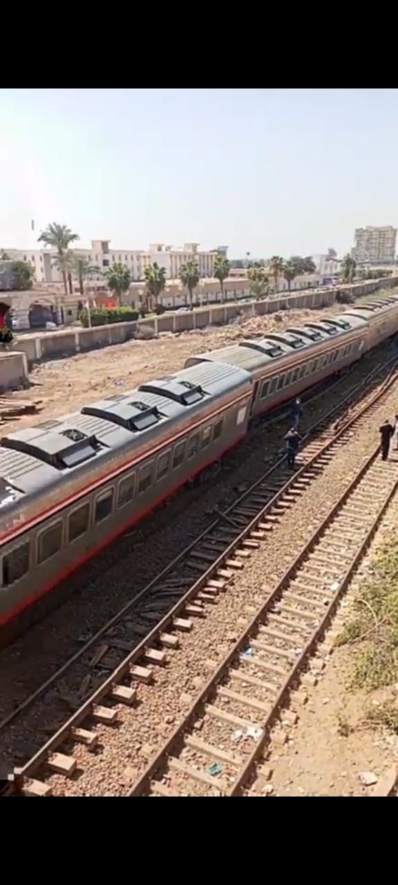 خروج عربات قطار عن القضبان قبل دخوله محطة طنطا.. صور