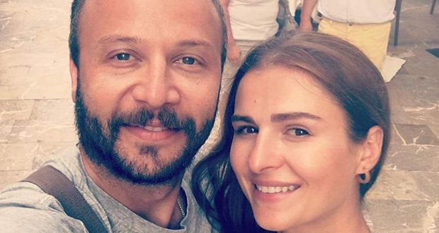 مكسيم خليل يرحب بزوجته في سوريا بعد 13 عاماً