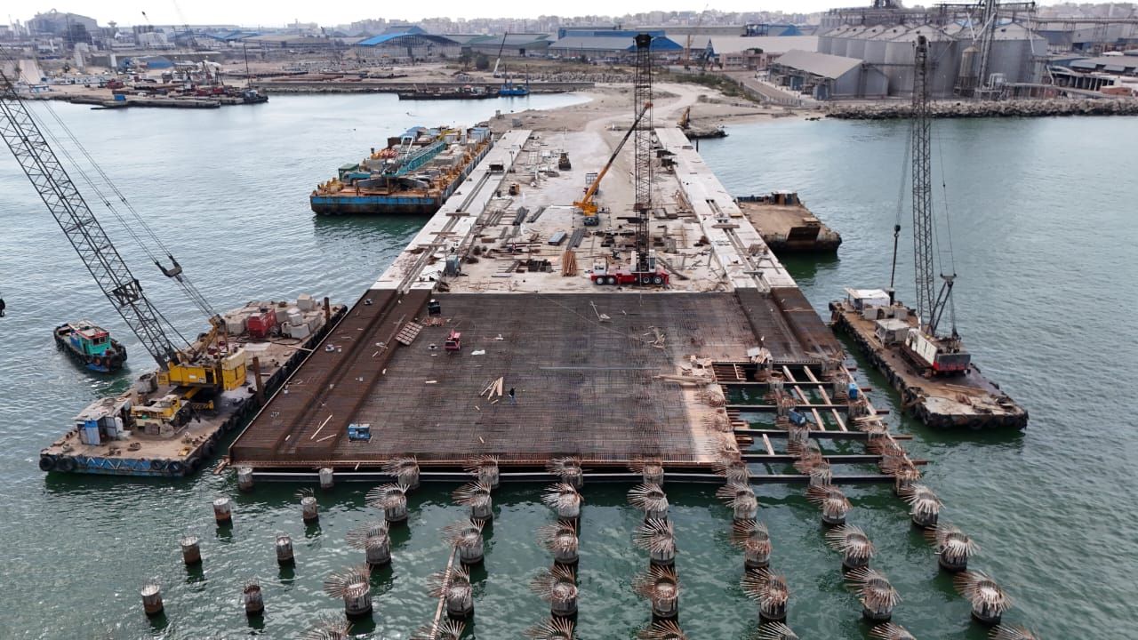 وزارة النقل تكشف نسب تنفيذ محطة الصب الجاف النظيف بميناء الدخيلة.. صور