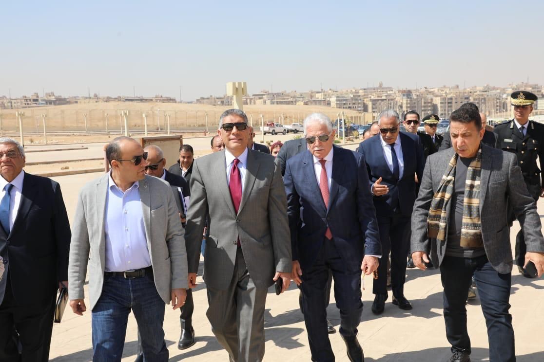 مستشارا رئيس الجمهورية للتنمية المحلية والشؤون الاقتصادية يتفقدان محيط المنطقة الأثرية