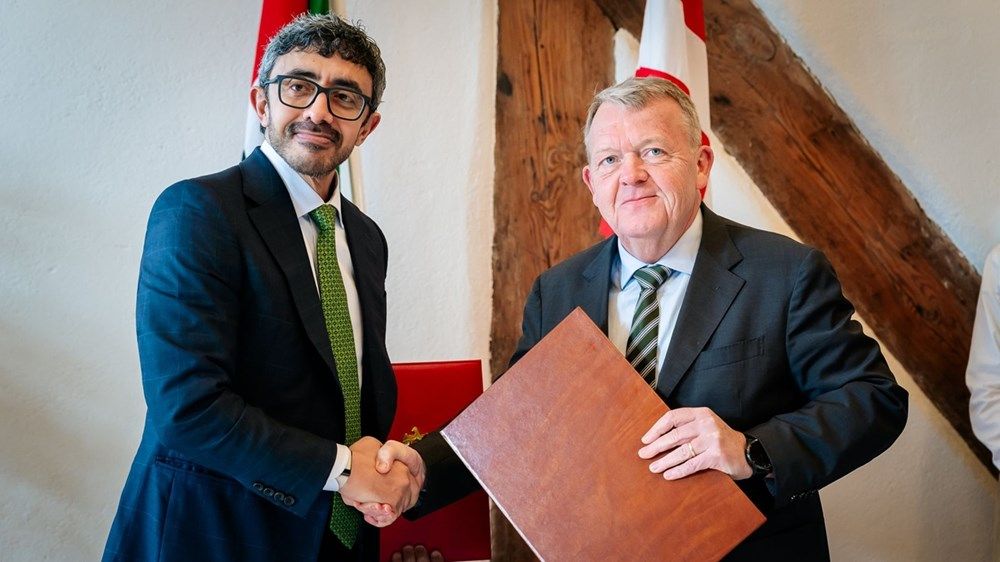 عبدالله بن زايد يلتقي وزير خارجية الدنمارك في كوبنهاغن ويوقعان مذكرة تفاهم بين البلدين