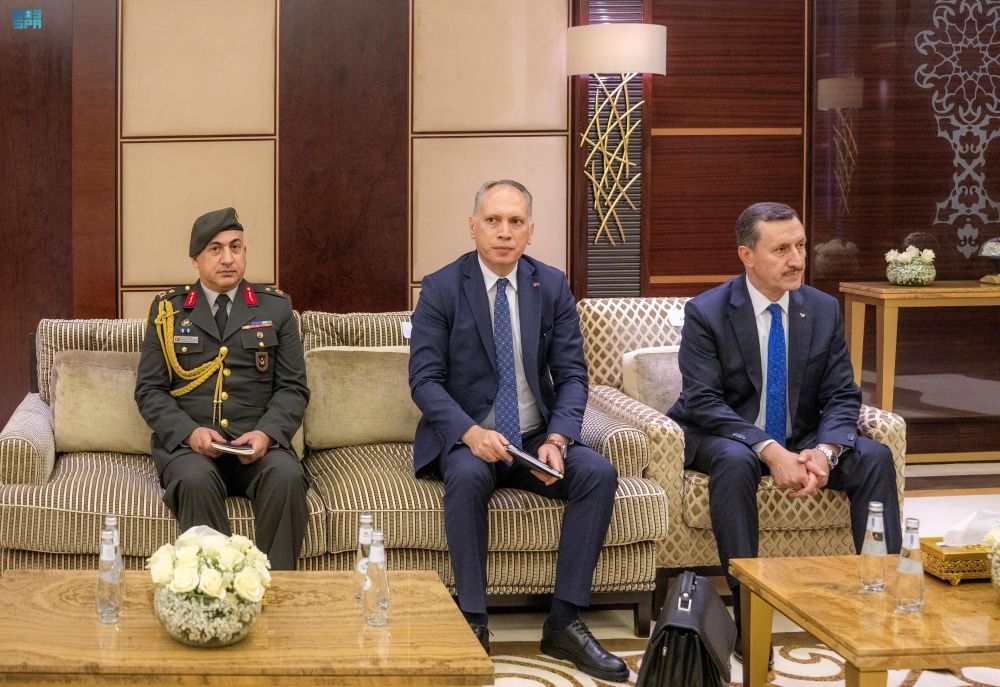 وزير الدفاع يبحث الأوضاع الإقليمية والدولية مع نظيره التركي