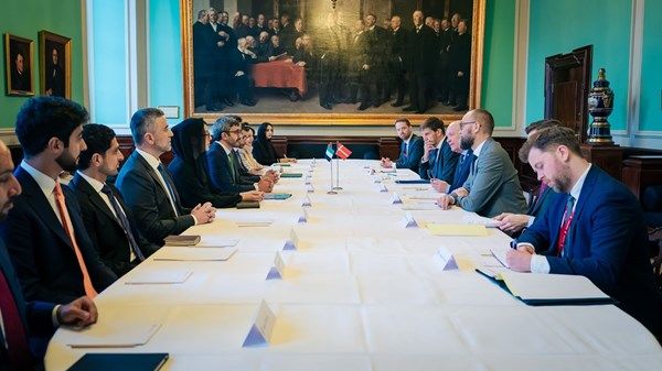 عبدالله بن زايد يلتقي رئيس البرلمان الدنماركي ويبحثان علاقات التعاون بين البلدين