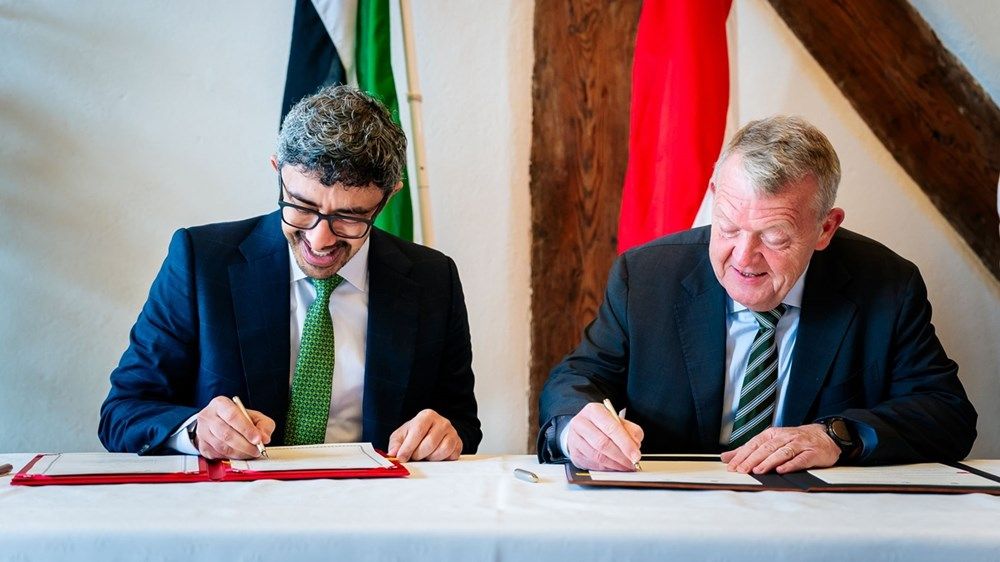 عبدالله بن زايد يلتقي وزير خارجية الدنمارك في كوبنهاغن ويوقعان مذكرة تفاهم بين البلدين