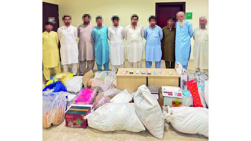 الامارات | شرطة دبي تضبط 10 باعة جائلين يروجون منتجات غذائية في الطريق العام