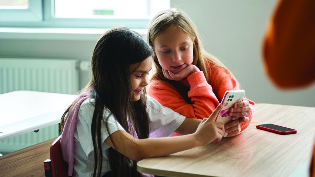 الامارات | مدارس تواجه تشتُّت الطلبة بـ «صناديق خارجية» لحجز هواتفهم