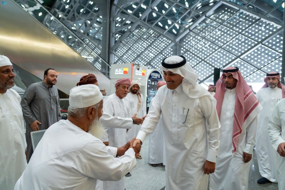 شاهد| وزير النقل يستمع لملاحظات الركاب خلال تفقد قطار الحرمين السريع