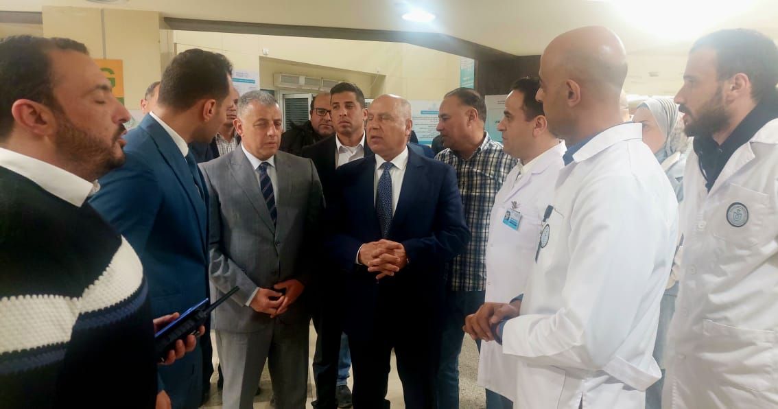 وزير الصناعة والنقل يزور مصابى حادث اصطدام قطار بمينى باص بالإسماعيلية