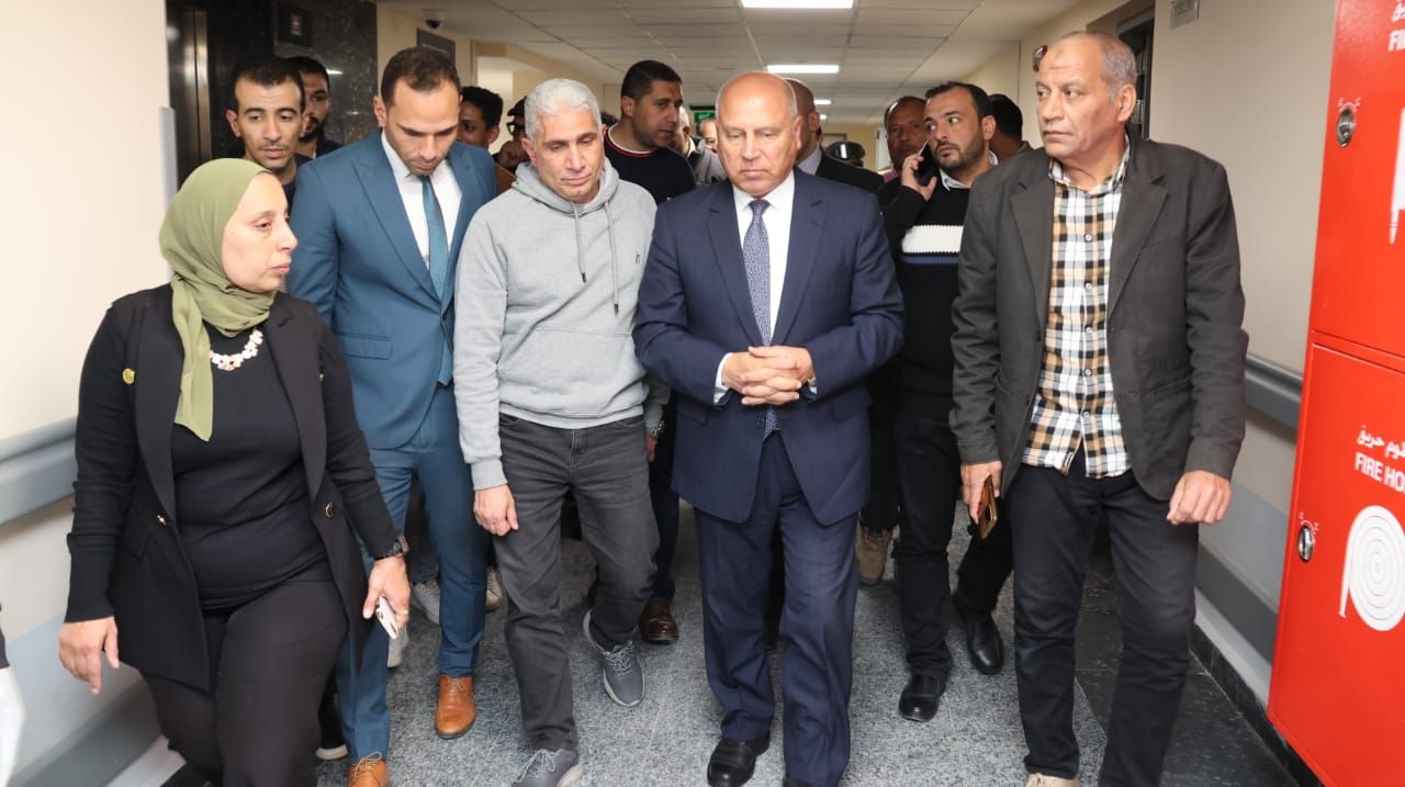 وزير الصناعة والنقل يزور مصابى حادث اصطدام قطار بمينى باص بالإسماعيلية