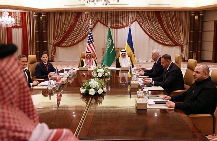 الخليج اليوم .. الإمارات تُثمن جهود السعودية في استضافة محادثات أمريكية-أوكرانية لحل النزاع