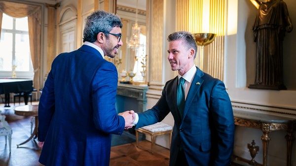 عبدالله بن زايد يلتقي وزير الدفاع في السويد