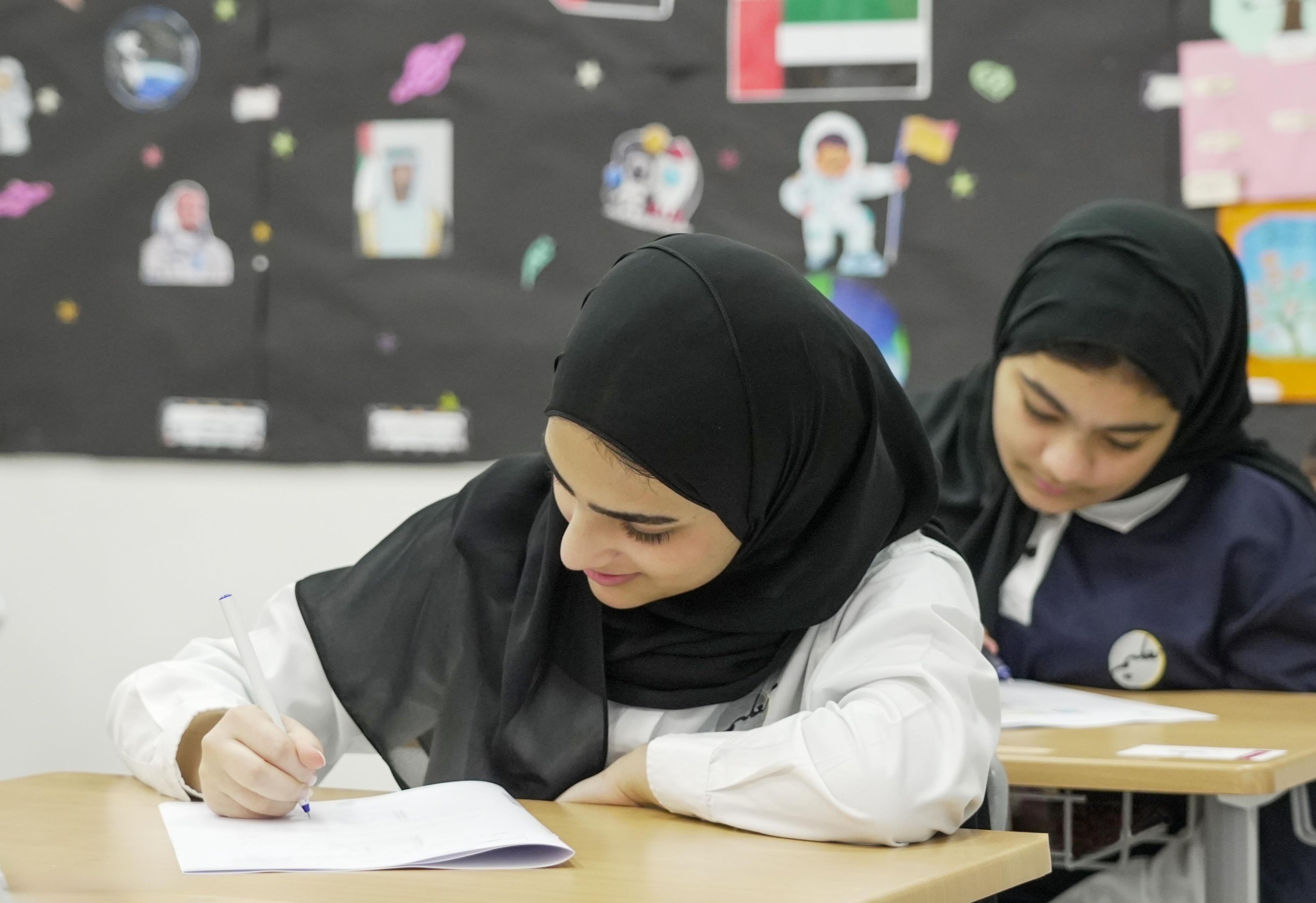 الامارات | طلبة العاشر والحادي والثاني عشر إلى امتحان الكيمياء غداً والحلقتين الأولى والثانية خارج السباق‎