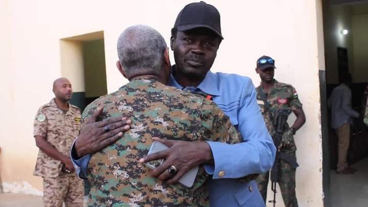 شاهد بالفيديو.. وسط ضحكات الجمهور والحاضرين.. “مناوي” يهمس في أذن ياسر العطا أثناء مخاطبته الجنود ويذكره:(جاب لينا الجنجويد)