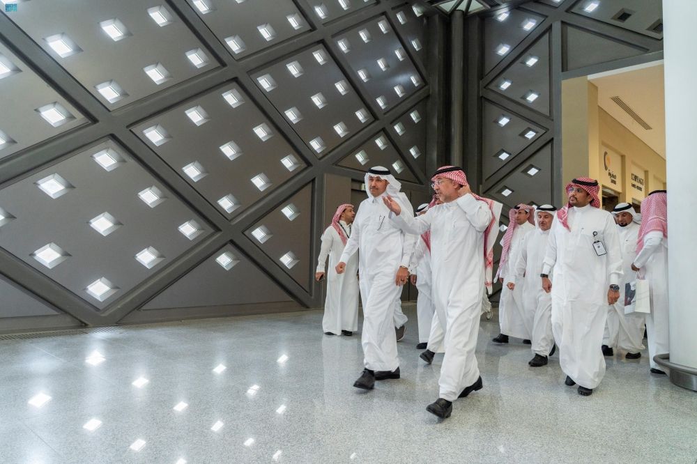 شاهد| وزير النقل يستمع لملاحظات الركاب خلال تفقد قطار الحرمين السريع