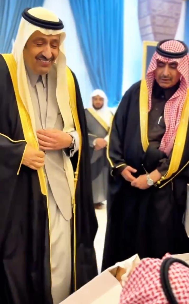 أمير الباحة يشارك أبناءه من ذوي الإعاقة وجبة السحور ويقدم لهم الهدايا .. فيديو