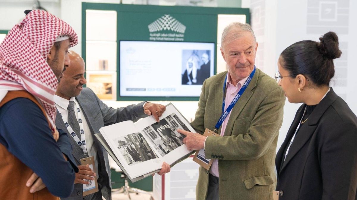 مكتبة الملك فهد الوطنية تُبرز أهم أعمالها في معرض لندن الدولي للكتاب 2025