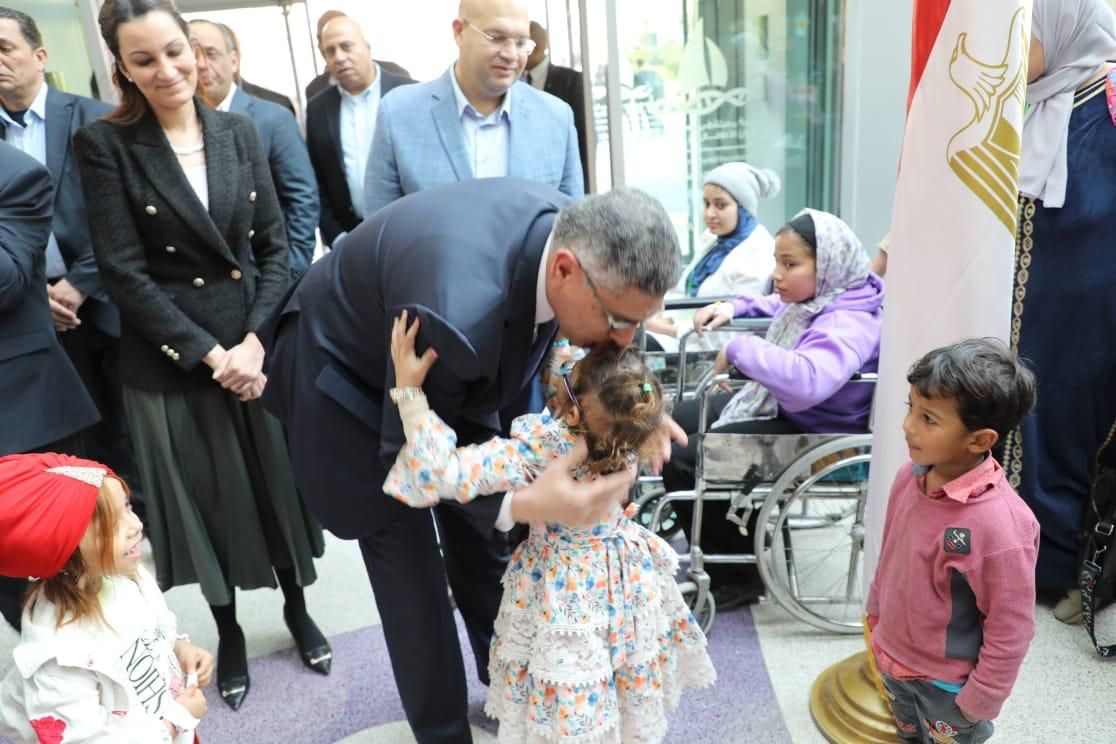 محافظ الجيزة يزور مستشفى 57357 لعلاج سرطان الأطفال