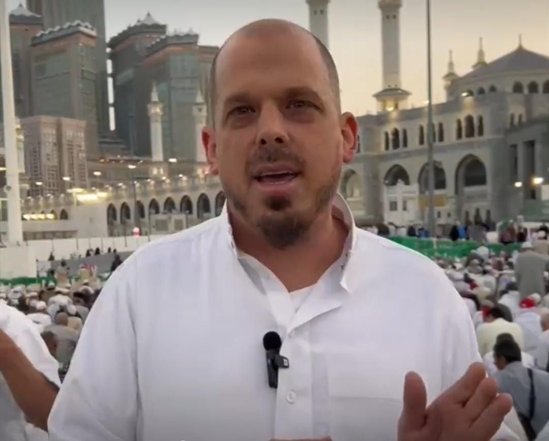 ألماني يقضي شهر العسل في مكة بعد اعتناقه الإسلام .. فيديو