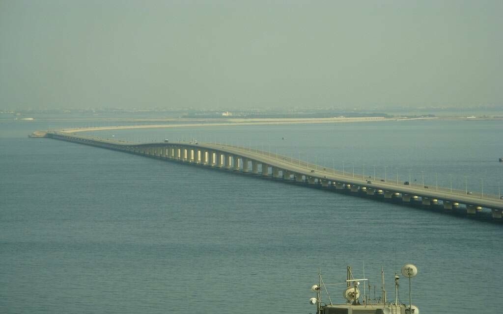 السعودية | توقيع مذكرة تفاهم بين “هيئة السياحة” و “مؤسسة جسر الملك” فهد لإثراء تجربة السياح