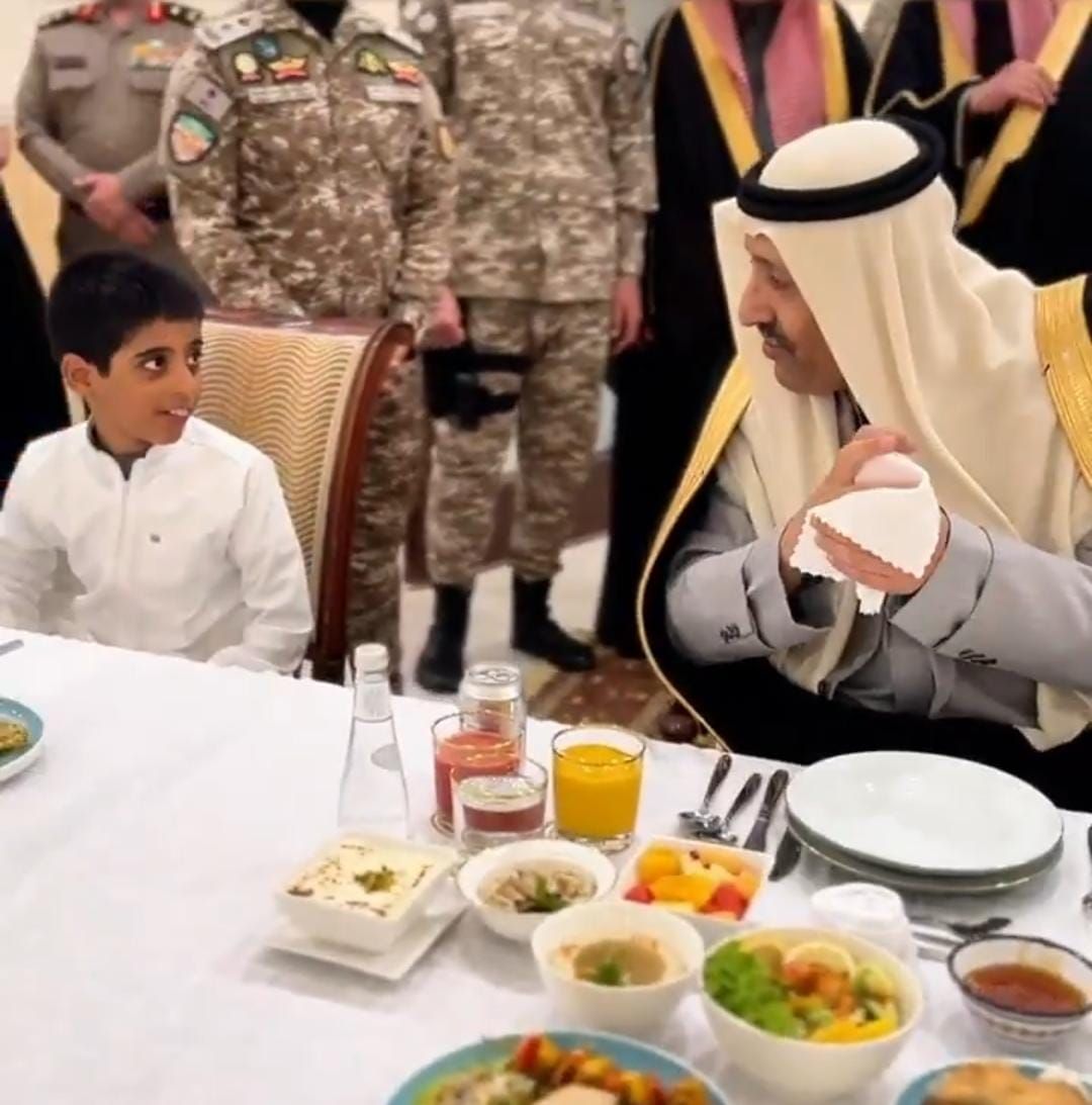 أمير الباحة يشارك أبناءه من ذوي الإعاقة وجبة السحور ويقدم لهم الهدايا .. فيديو