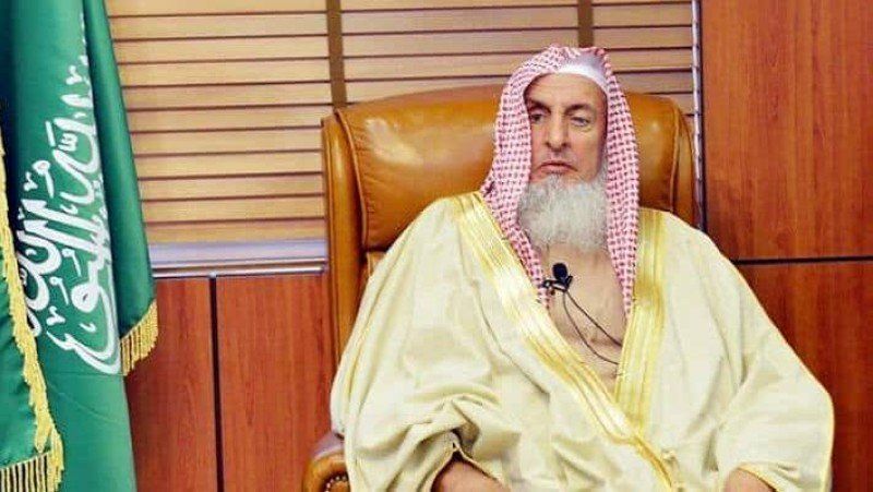 السعودية | مفتي عام المملكة: تصوير وبثّ الصلوات على الهواء مباشرة مسألة خطيرة قد تنافي الإخلاص الذي يعد شرطًا أساسيًّا لقبول العمل