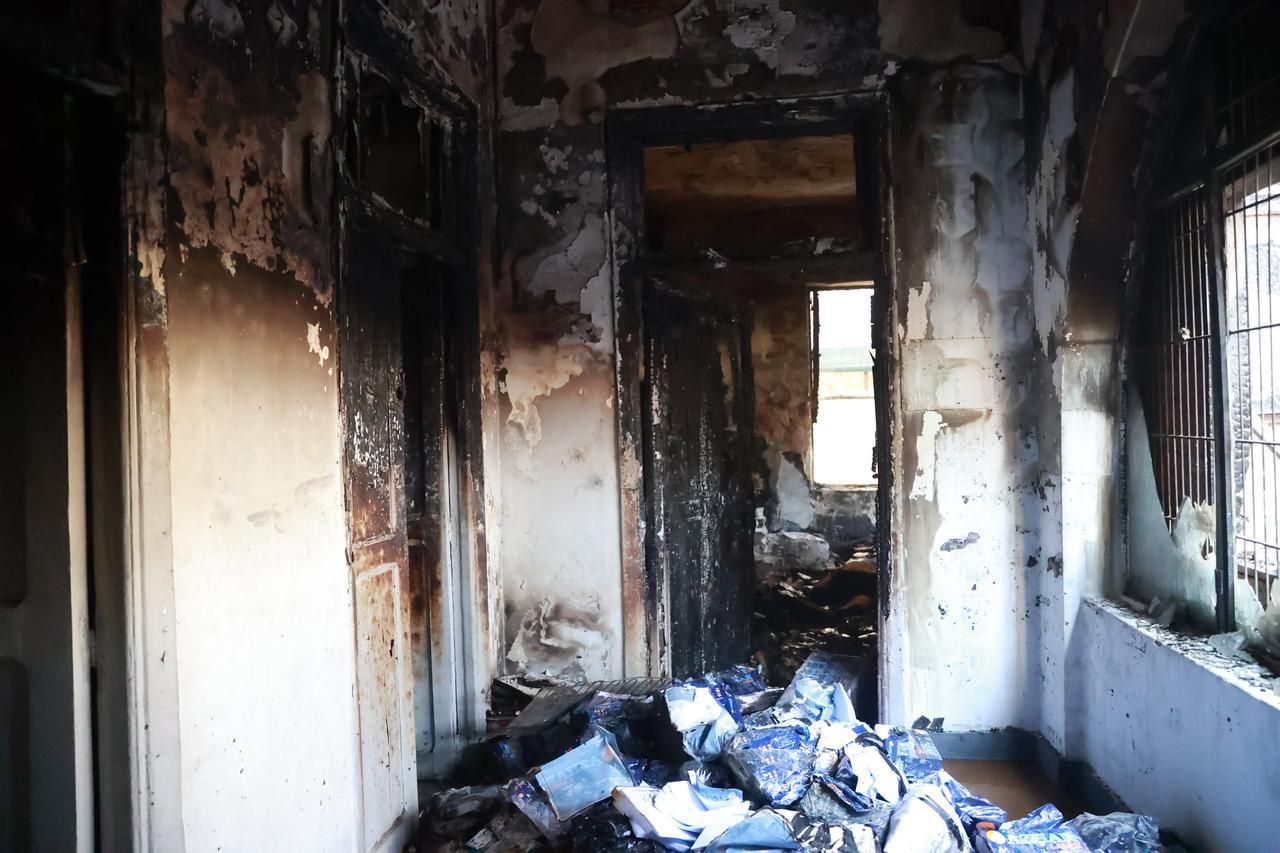 وزير الصحة يتفقد مبنى المعامل المركزية المتضرر من حريق الأكشاك