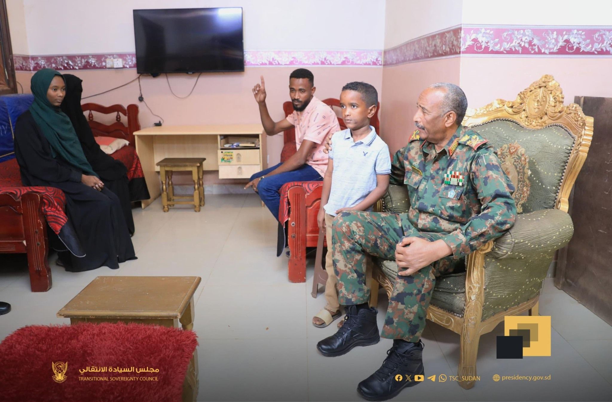 شاهد بالصور.. رئيس مجلس السيادة يواسي أسرة وأطفال الشهيد اللواء “بحر”