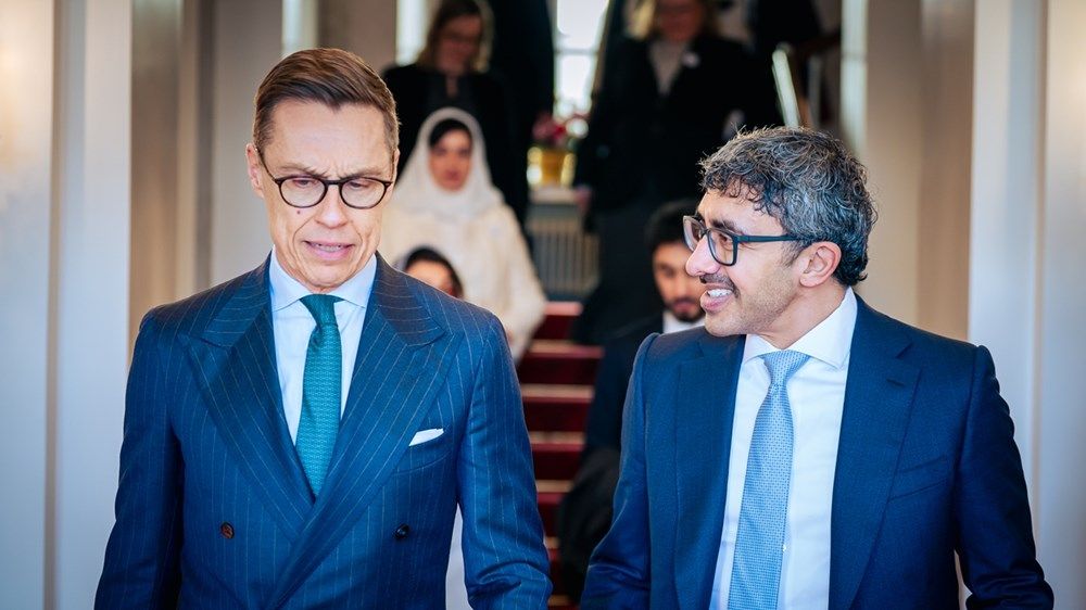 تسلم رسالة خطية من رئيس الدولة.. رئيس فنلندا يستقبل عبدالله بن زايد في هلسنكي