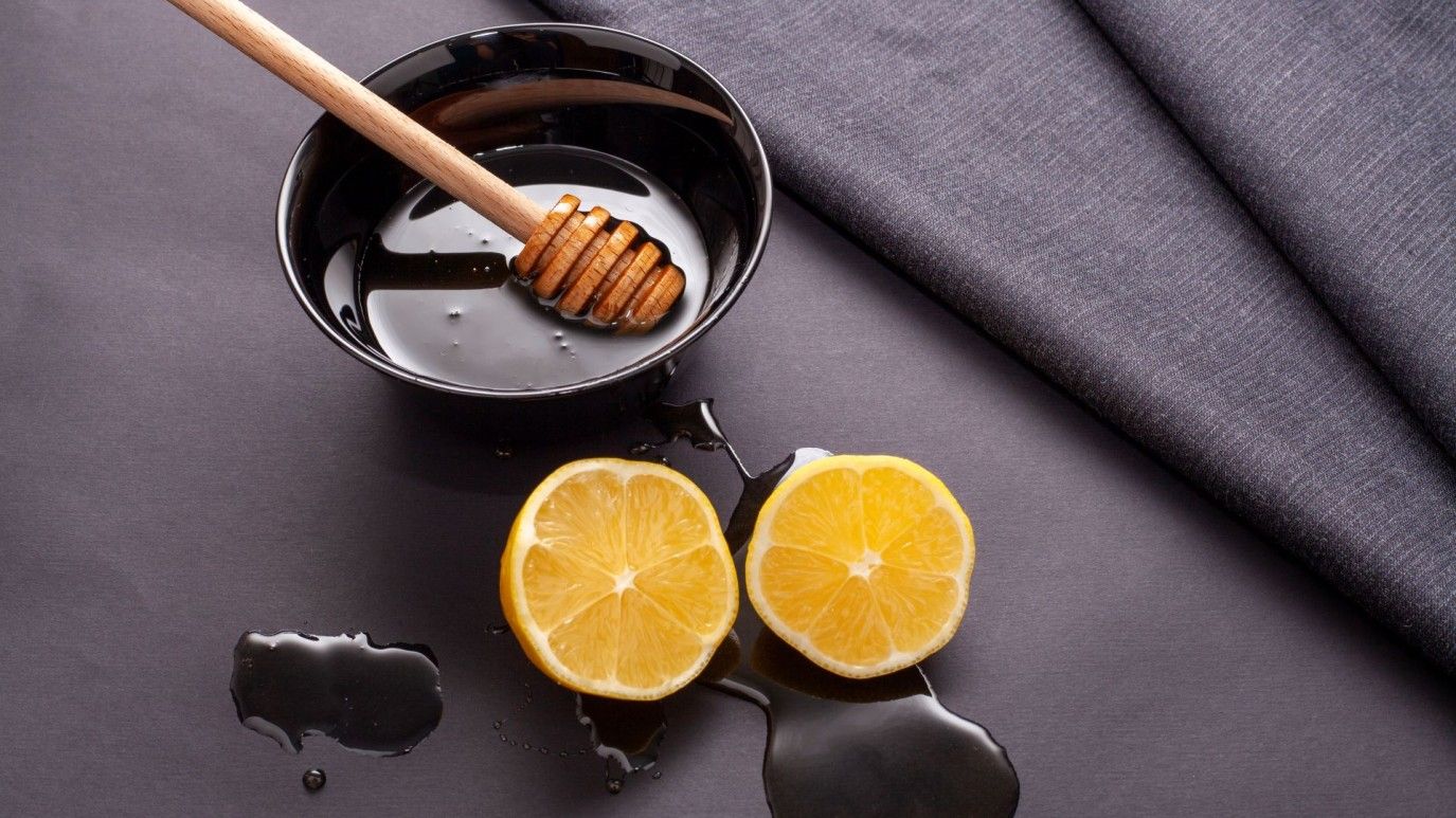 فوائد العسل الأسود للبشرة.. اكتشفي انعكاس هذا المكون الطبيعي على جمالك