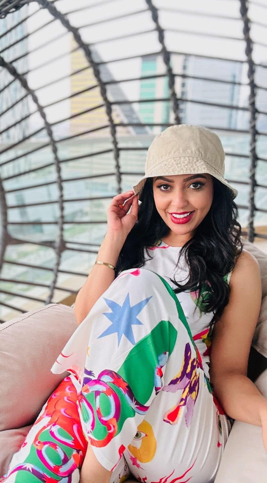 شاهد بالصور.. المذيعة شهد المهندس تشعل مواقع التواصل بإطلالة مثيرة للجدل والجمهور: (يعني فكيتي العرش رسمي)