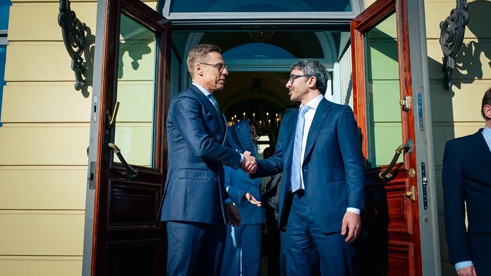 تسلم رسالة خطية من رئيس الدولة.. رئيس فنلندا يستقبل عبدالله بن زايد في هلسنكي