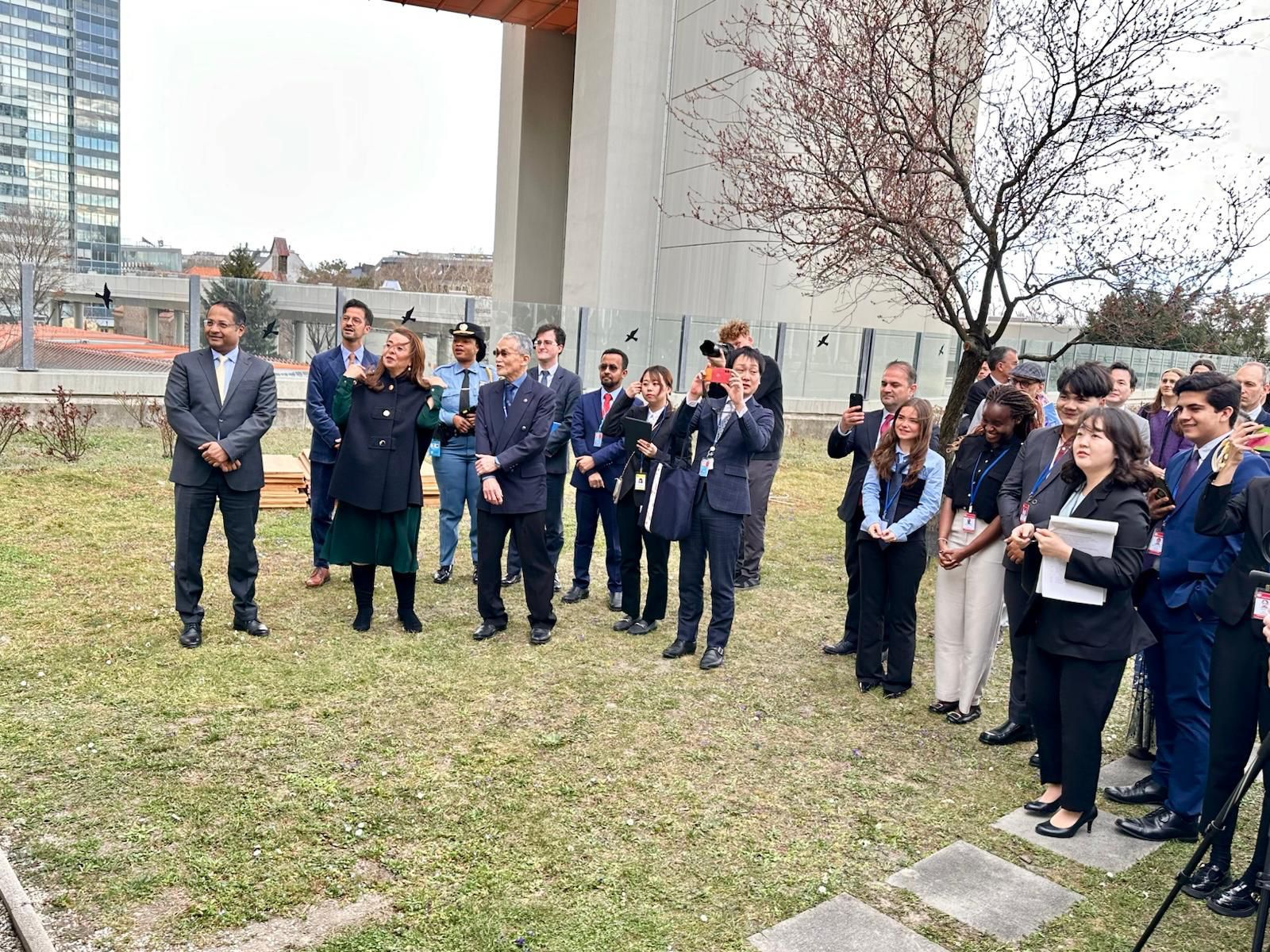 اختيار فتاة متطوعة بصندوق مكافحة الإدمان لقرع الأجراس من أجل السلام بفيينا