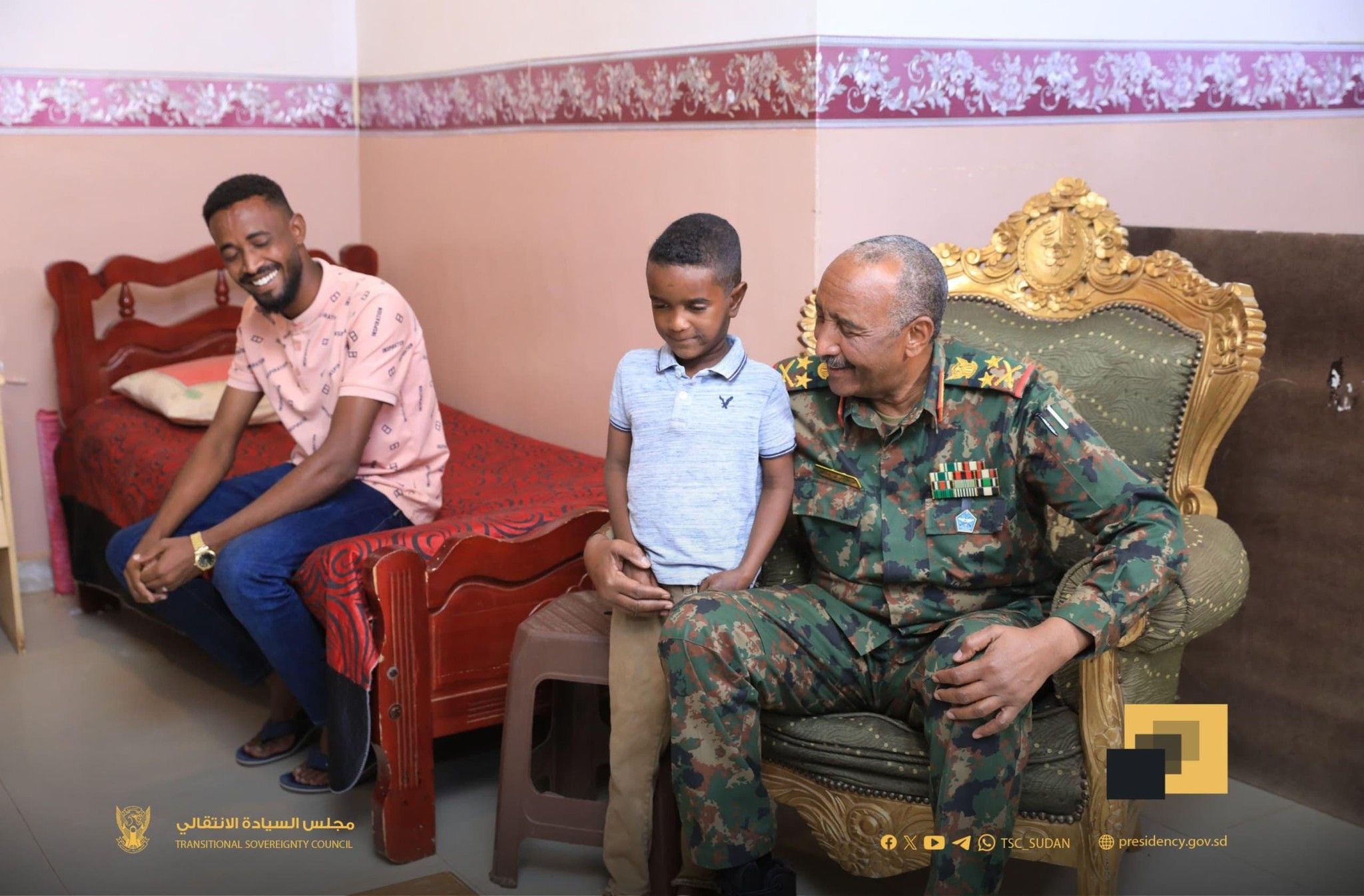 شاهد بالصور.. رئيس مجلس السيادة يواسي أسرة وأطفال الشهيد اللواء “بحر”