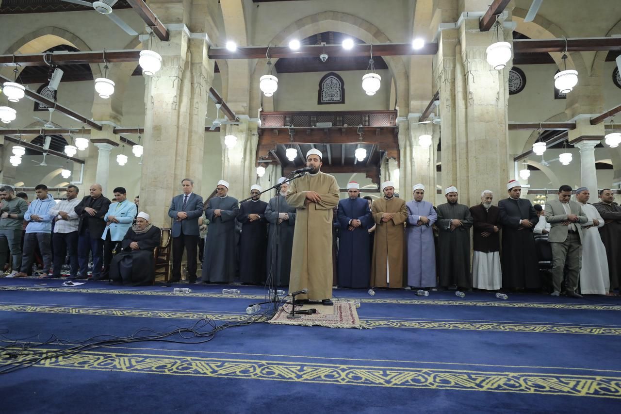 في الليلة الخامسة عشر من رمضان.. الجامع الأزهر كامل العدد لأداء صلاتي العشاء والتراويح.. صور