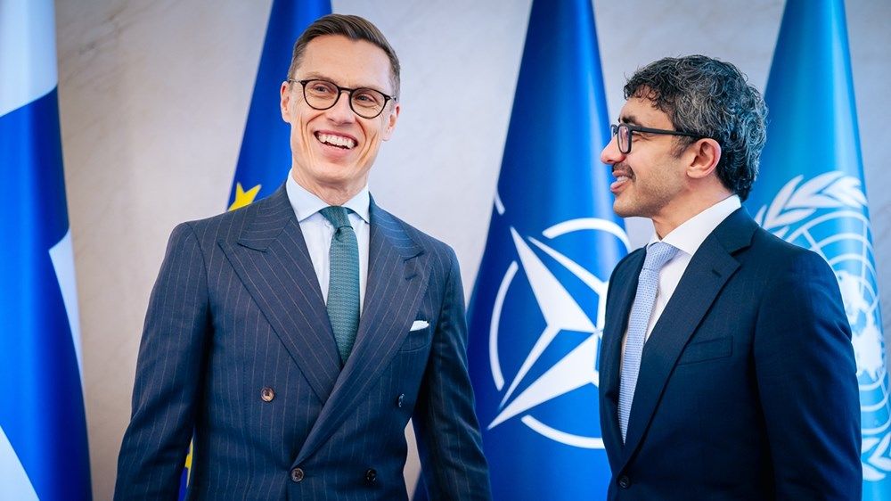 تسلم رسالة خطية من رئيس الدولة.. رئيس فنلندا يستقبل عبدالله بن زايد في هلسنكي