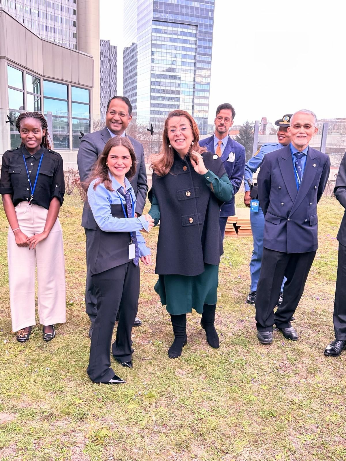 اختيار فتاة متطوعة بصندوق مكافحة الإدمان لقرع الأجراس من أجل السلام بفيينا