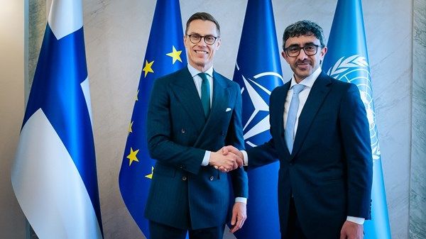 تسلم رسالة خطية من رئيس الدولة.. رئيس فنلندا يستقبل عبدالله بن زايد في هلسنكي