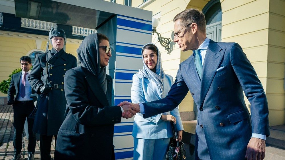 تسلم رسالة خطية من رئيس الدولة.. رئيس فنلندا يستقبل عبدالله بن زايد في هلسنكي